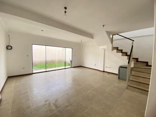 Imagen 3 de 18 de Fernando Guerrero Vende Townhouse En Res Camurí, Urb. Manantial
