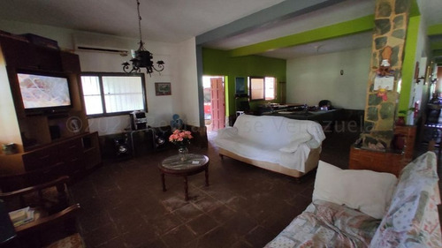 Hermosa Parcela En Venta, Con 2.7 Hectareas De Terreno, Que Cuenta Con Amplia Casa De Dos Pisos Que Cuenta Con 5 Cuartos, 2 Banos, Sala, Comedor Y Cocina, Amplios Corredores Techados