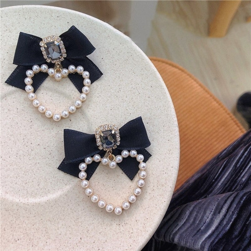 Imagen 3 de 5 de Aros Lazo Negro Corazón Perlas Corean Mujer Largos Cute