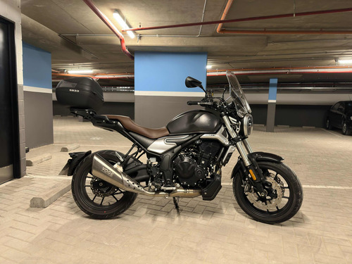 Voge 500 Ac 2023 Con Accesorios, Detalle Por Caida Parada