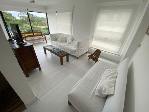 Venta De Apartamento De 3 Dormitorios En Playa Brava