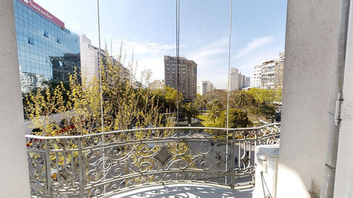 Imagen 5 de 30 de Oficina De Estilo En Emblemático Edificio Sobre Av. 18 De Julio Frente A Plaza Del Entrevero