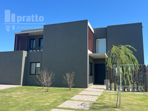 Casa En Venta De 3 Dormitorios En Santa Ana