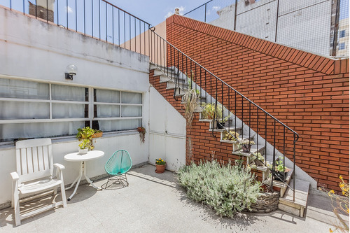 Ph En Piso Con Entrada Independiente De 3 Ambientes, Con Patio, Balcón, Cochera Y Terraza En Venta En Boedo, Caba.