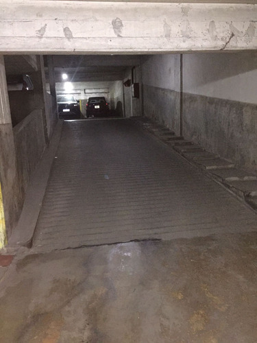 Cochera Cubierta En Venta, Olivos.