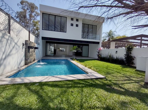 Casa Minimalista En Venta En Vista Hermosa, Cuernavaca Morelos.