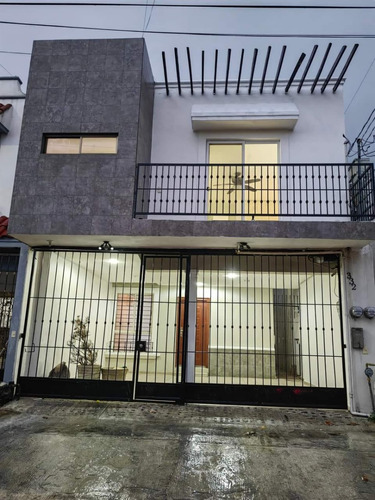 Casa En Venta Galerias De Camino Real 1er Sector, 3 Recamaras Cada Una Con Minisplits, 2 Baños Completos Y Medio Baño Para Visitas, Sala, Comedor, Cocina, Lavanderia  Y Porton Electrico