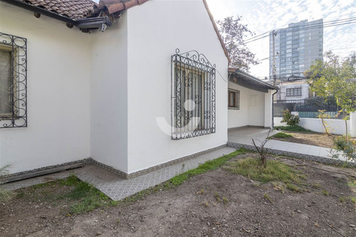 Hermosa Casa Colonial / Sector Residencial De Ñuñoa