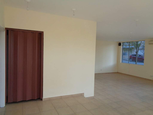 Barrio Alberdi - Excelente Local Comercial De Categoría, Externo En Esquina, Amplio Y Luminoso Con Vidrieras, 2 Baños Y Cocina Separada
