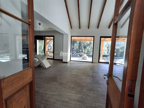 Casa En Venta De 4 Dorm. En Lo Barnechea Arrayan Rio