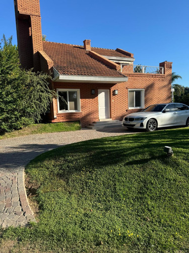 Casa En Venta - 3 Dormitorios 3 Baños - Cochera - 1.100mts2 - Campana