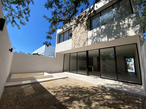 Casa En Venta De 3 Recamaras Con Cuarto De Servicio Ubicada En Montes De Ame.