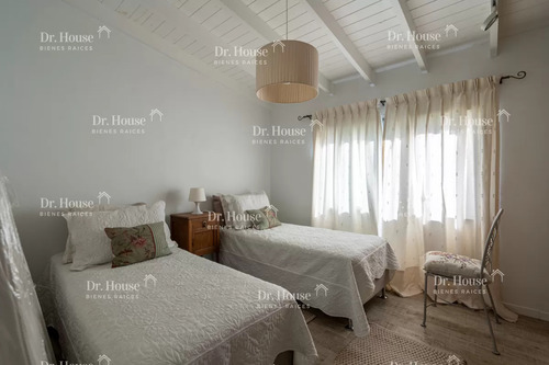 Preciosa Propiedad De 5 Dormitorios Divididos En Dos Hermosas Y Amplias Casas Construidas En El Mismo Terreno - Alquiler De Temporada