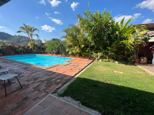 Se Vende Casa 346m2. Cerro Verde.