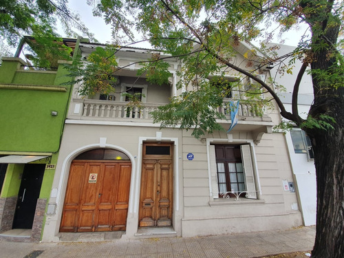 Excelente Casa De Estilo Antiguo En Dos Plantas Con Gran Fondo Y Terraza.