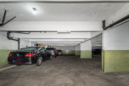 Venta. Cochera Cubierta Doble En Planta Baja, Av. Pueyrredón, Caba.