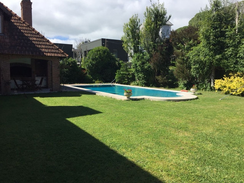 Imagen 17 de 19 de Alquiler Por Temporada: Chalet Tradicional En Dos Plantas De 4 Dorm, Dependencias, Doble Garaje Y Pileta Climatizada