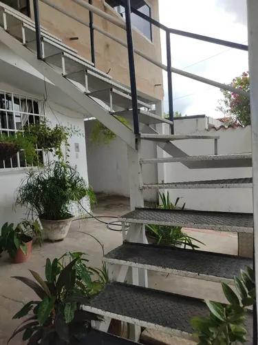 Urb La Esmeralda, Amplia Casa