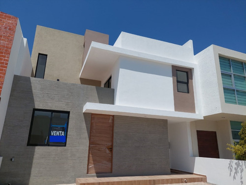 Rodeada De Areas Verdes  A 15 De Los Arcos  Casa Nueva  De Autor Con Espacios Amplios, Con Placitas Y A Una Lado Heb