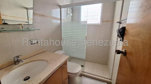 Hermosa Casa, Con Excelente Distribución Y Amplios Espacios Listos Para El Disfrute De La Familia. Fácil Mantenimiento Y Con Excelente Ubicación En Una De Las Mejores Urbanizaciones De Valencia