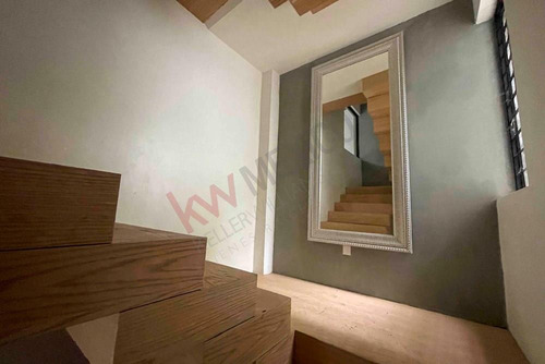 Espectacular Casa En Venta En Bosques De Las Lomas, Varios Niveles Con Jardín Y Remodelada