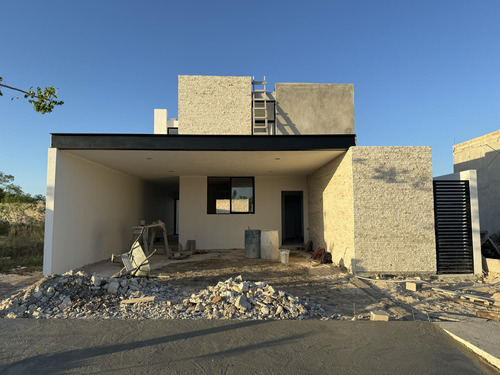 Casa De 4 Recámaras En Mérida, Privada Unica. Carretera Mérida, Progreso.