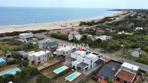 Punta Colorada - Piriápolis. Casa En Venta Con Piscina, 50 Metros De La Playa.
