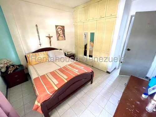 Amplia Y Cómoda Casa En Venta Al Oeste De La Ciudad, Posee Gran Distribución Interna Para El Disfrute De Tu Familia