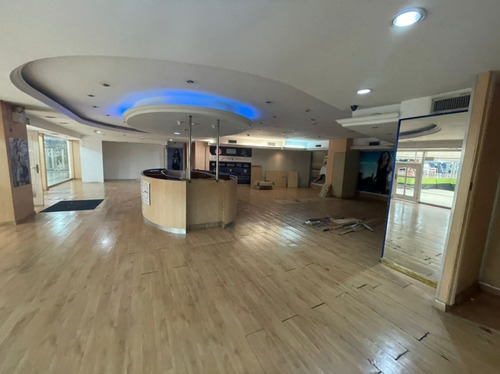 Imagen 3 de 10 de Local Comercial En El Shopping En Alquiler