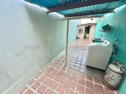 Erika Armeya Vende, Casa En La Urbanizacion Santa Cecilia De Cabudare. Flex: 25-20453