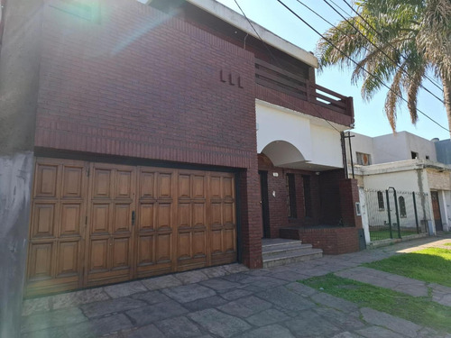 Casa En Venta - 4 Dormitorios 4 Baños - Cochera - 300mts2 - Ituzaingó