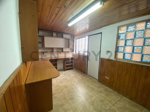 ¡amplia Casa En Arriendo 6d + 3b + Jardín + Quincho En ...