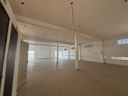 Renta De Local Comercial En Av. Principal En Planta Alta