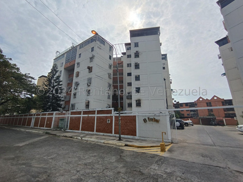 Apartamento En Piso Bajo En Una De Las Mejores Urbanizaciones De La Ciudad 24-24349 Irrr
