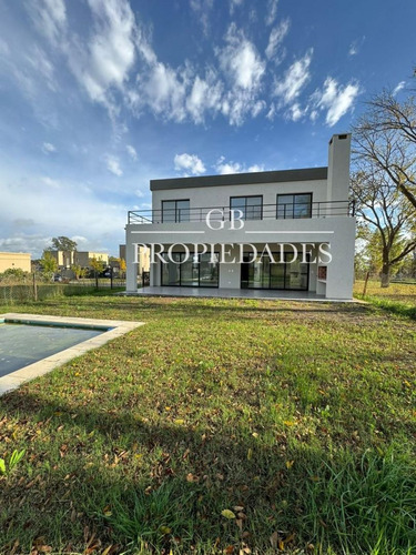 Venta De Casa 5 Ambientes En Pilar Del Este / Santa Elena