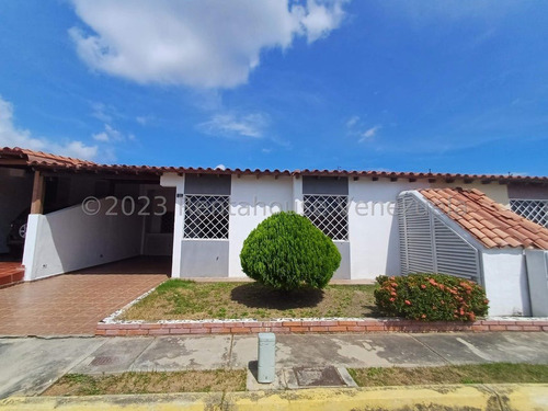 Carlos Colmenarez Flex 24-11542 Vende Casa Ubicada En Zona Estratégica De Cabudare Dentro De Un Conjunto Cerrado. Consta 180mts2 De Construcción Distribuida En Una Amplia Sala Comedor, Área De Cocina 