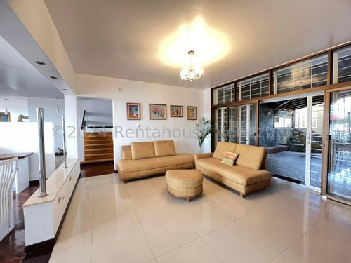 En Alqueler Hermosa, Espaciosa Y Fresca Quinta Con Una Esplendida Vista Al Ávila, 5 Habitaciones Todas Con Baño Privado Y Aa, Amplias Areas Sociales Nunca Falta El Agua Ni La Luz Vi Mls #25-875