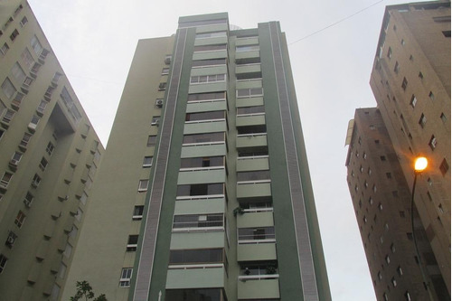 Amplio Y Comodo Apartamento Ubicado En Una De Las Mejores Zonas De Caracas  Mls #23-7606
