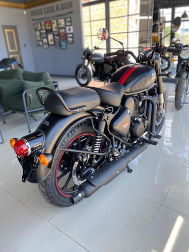 Imagen 2 de 16 de Royal Enfield Classic 350 Dark Stealth Black