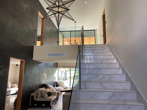 Residencia De Lujo En Venta En La Herradura Club De Golf, En Calle Privada, Con Alberca, 4ta Recámara En Pb, Sin Vecino Atrás, Colinda Con El Green, Equipada Con Acabados De Lujo!!