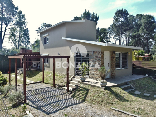 Casa En Alquiler, Piriápolis. 4 Cuadras De La Playa Y Rambla. 2 Dormitorios 2 Baños. Gran Parrillero Techado. Wifi, Aire Acondicionado, Alarma Tv Cable