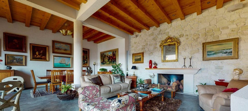 Preciosa Residencia En Misión San Jerónimo, Doble Altura, Jardín, 300 M2