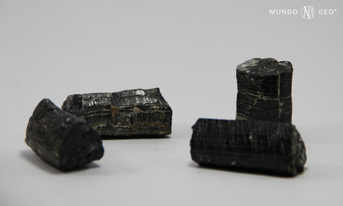 Imagen 2 de 4 de Piedra Turmalina Negra En Bruto Nro. 5