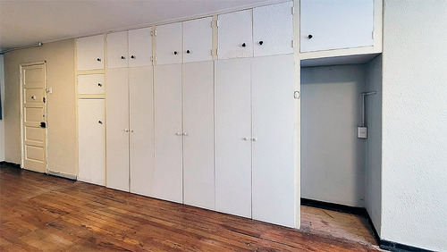 Estudio (antiguo) Piso 2. A Pasos Metro Irarrázaval. Sin Est