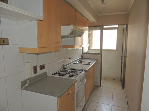 Arriendo Dpto. Catedral 1582. Excelente Ubicacion Metro