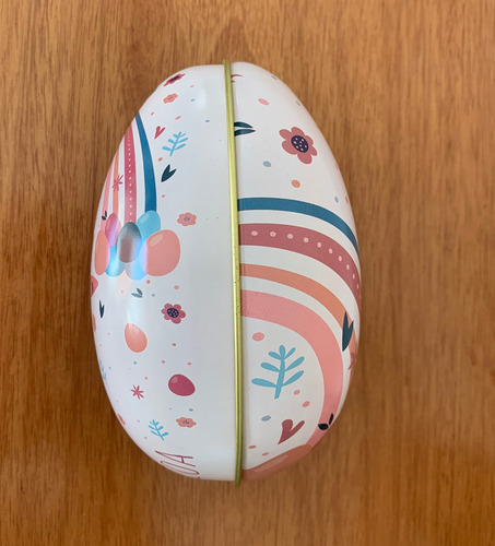 Bonito conejito de peluche y huevo de hojalata de color crema