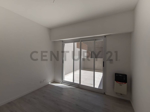 Venta Hermoso Dúplex A Estrenar De Calidad Ubicado Sobre Av. Pellegrini