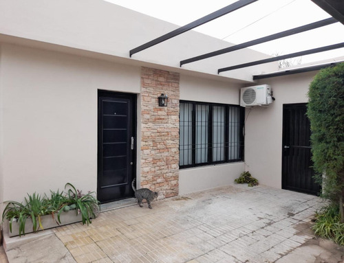 Casa En Venta - 2 Dormitorios 1 Baño - Cochera - 99mts2 - Adrogué