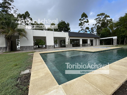 Destacada Casa Sobre La Costa En Balneario El Ensueño