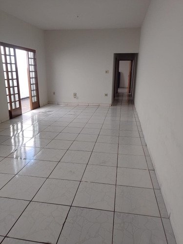 Casa Com 2 Quartos, 1 Banheiro, Garagem Coberta E Lavanderia